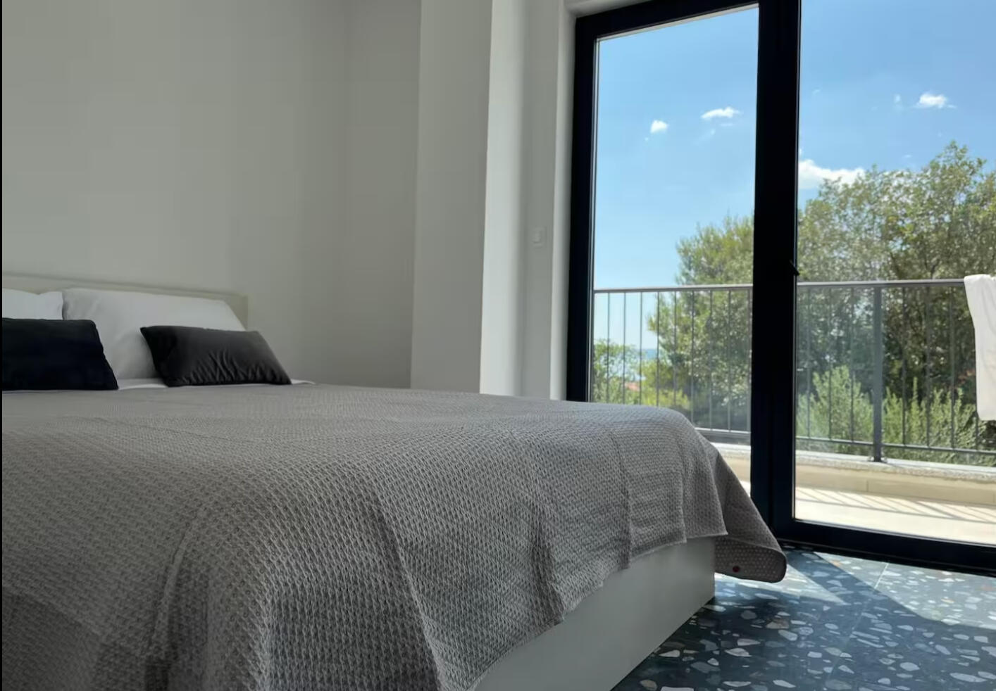 ROOM 1